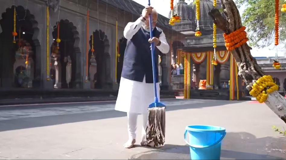 DeeptiManishM's tweet photo. #Maharashtra 
प्रधानमंत्री नरेंद्र मोदी आज नासिक के कालाराम मंदिर पहुंचे. यहां उन्होंने पूजा-अर्चना के बाद मंदिर की साफ-सफाई भी की पीएम मोदी ने खुद हाथ में पोंछा और लेकर मंदिर में सफाई अभियान चलाया
@PMOIndia @BJP4India @BJP4UP #SwachhBharatMission #swasthabharat https://t.co/r9U8NzDpGw