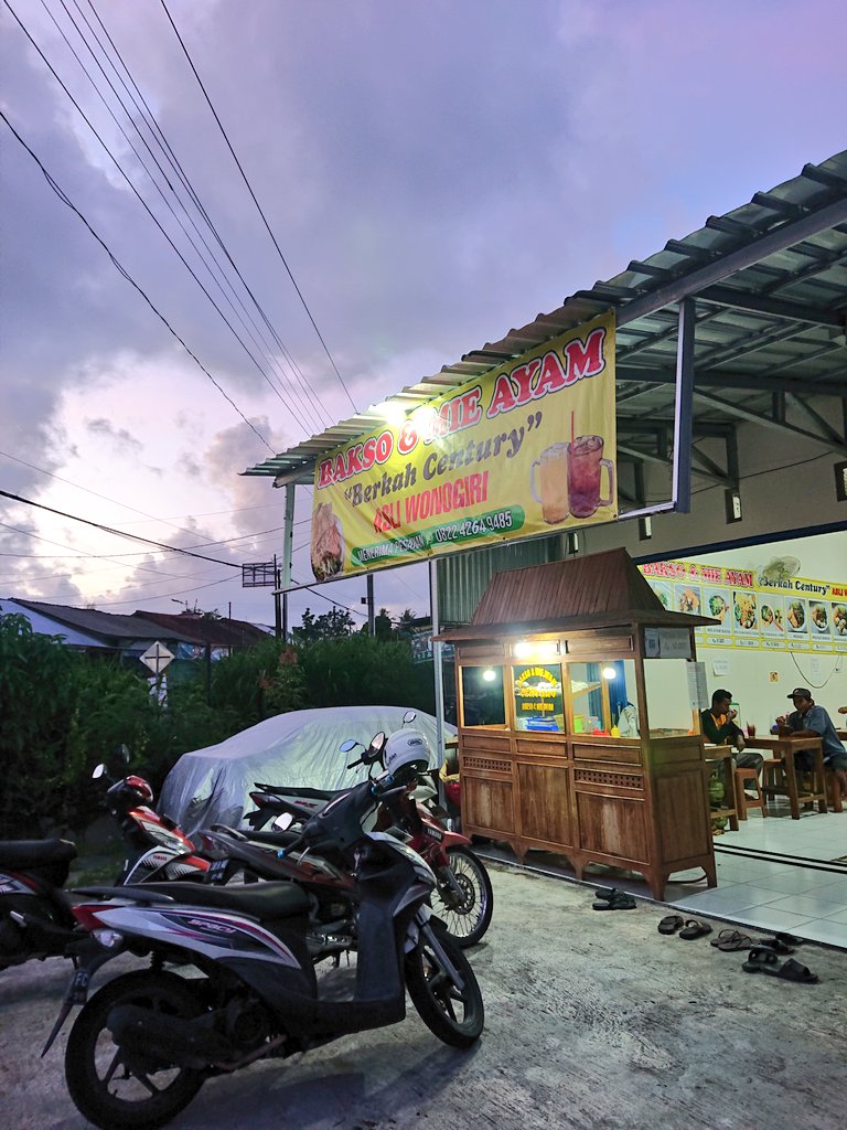 NurSetoAji's tweet photo. #JumatMieayaman jalan2 ke utara Pasar Jangkang mampir Bakso &amp; Mie Ayam Berkah Century.  Parkir luas, tempat bersih, penjual ramah well pokoke buka sampai jam 9 malam. Mie Ayam Goreng Roma hadir lur gasin dah! Semua menu berpangsit! Gasin!

https://t.co/FlPHGzANOQ

@InfoMieAyamYK https://t.co/1hMxcp3F9h