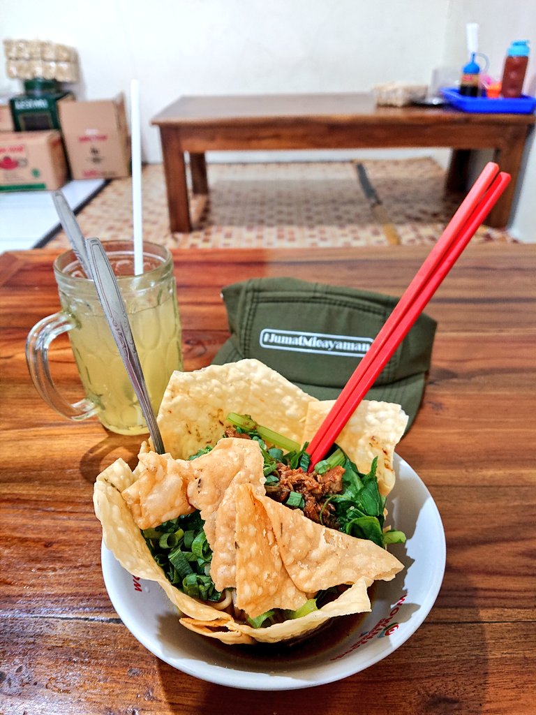 NurSetoAji's tweet photo. #JumatMieayaman jalan2 ke utara Pasar Jangkang mampir Bakso &amp; Mie Ayam Berkah Century.  Parkir luas, tempat bersih, penjual ramah well pokoke buka sampai jam 9 malam. Mie Ayam Goreng Roma hadir lur gasin dah! Semua menu berpangsit! Gasin!

https://t.co/FlPHGzANOQ

@InfoMieAyamYK https://t.co/1hMxcp3F9h