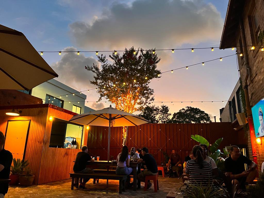 Was at Derrel’s for a great curry and the Lady Hampshire in Camperdown tonight. <a href="/DavidLewis31/">Dave</a> <a href="/AusTravelDaily/">Gate to Globe</a> @madmuzz_196 <a href="/si_worthy/">sonic FC</a> <a href="/Roo_Boy_77/">Brent Howells</a> you’ll all have to go to worship the shirt they have on the wall….