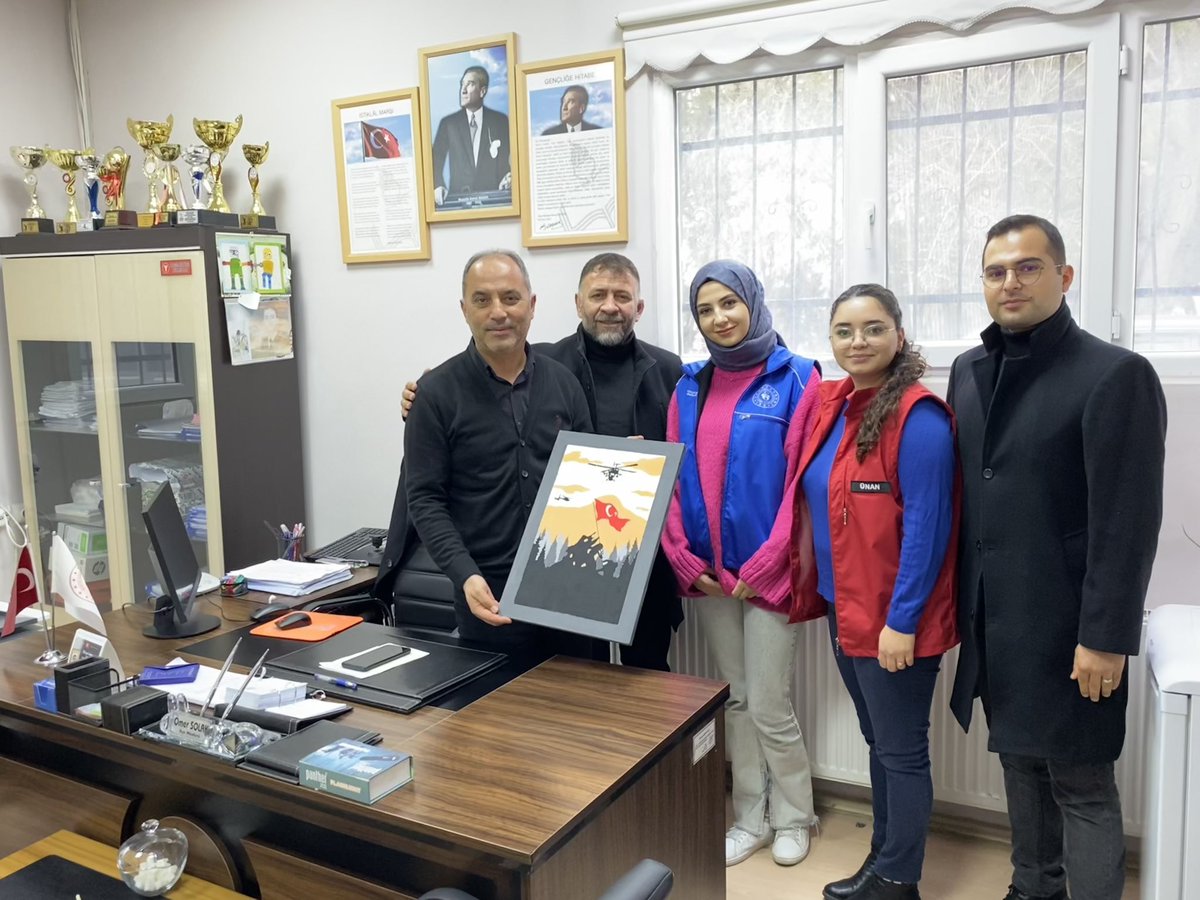 OHALISDEMIR_GM's tweet photo. İnsanın vatanı, milleti ve bayrağı uğruna verebileceği en değerli şeyi canıdır. 🇹🇷

Kahraman şehidimiz Yüzbaşı Ercan SOLAK’ın ağabeyi aynı zamanda Bor Gençlik ve Spor İlçe müdürümüz olan Sn.Ömer SOLAK’a ziyarette bulunduk.🇹🇷 https://t.co/lsiGV8b1pI