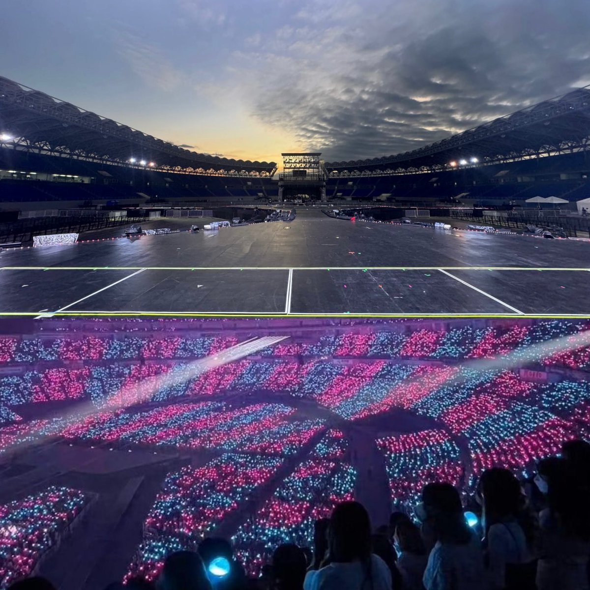 svthamster's tweet photo. PHILIPPINE ARENA WILL TURN TO ROSE QUARTS &amp; SERENITY TOMORROW!!🥺 https://t.co/lW1Zntwrio