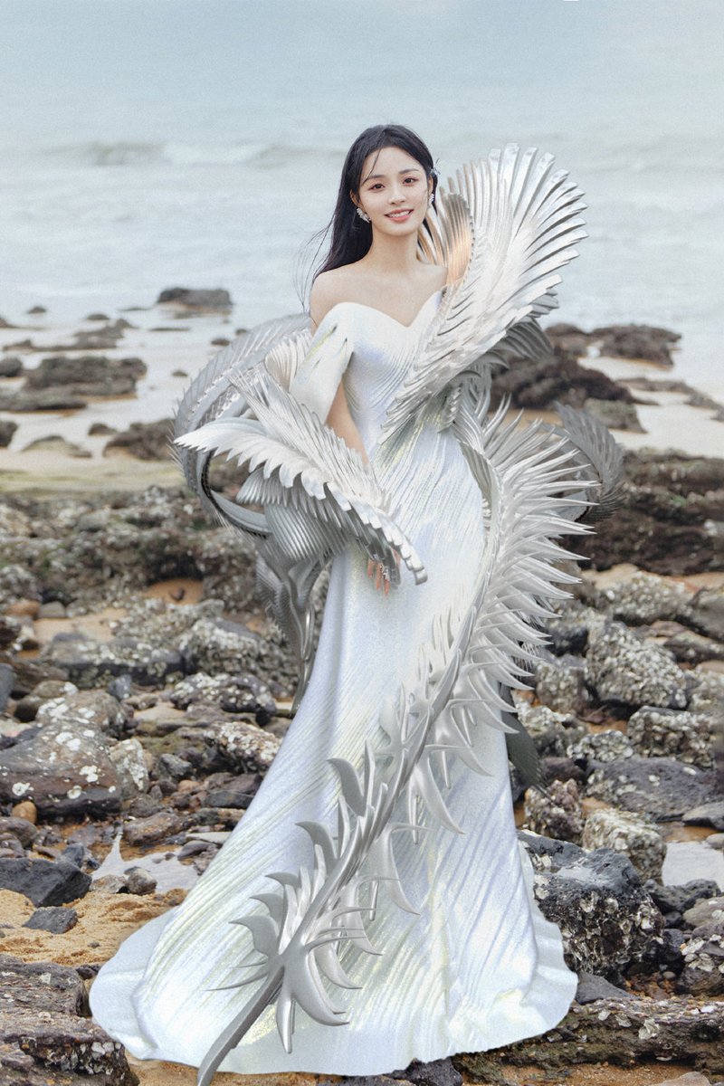 tiff_ilosophy's tweet photo. for #WeiboNight2023, weibo invited digital artist & fashion designer yimeng yu to create digital couture for stars in parallel with the real life red carpet

#XuRuohan in「仙苔」(immortal moss)
#LiShaminzi in「骨兰」(bone orchid)
#GinaAlice in「花玺」(flower seal)

— all designs by yimeng yu