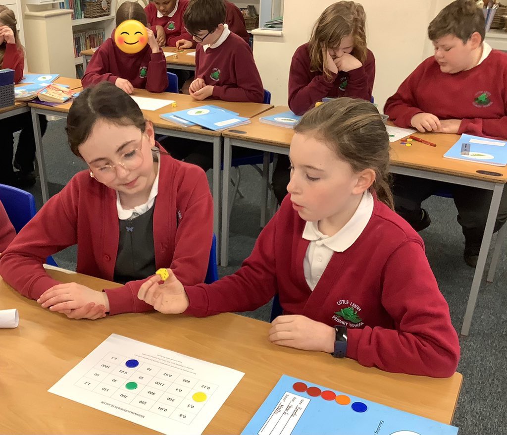 LittleLeighSch's tweet photo. A game of four in a row with multiplying and dividing decimals to begin our Year 6 maths lesson today #llpsmaths @Sarah_Squared02 https://t.co/iyq0qyWv6b
