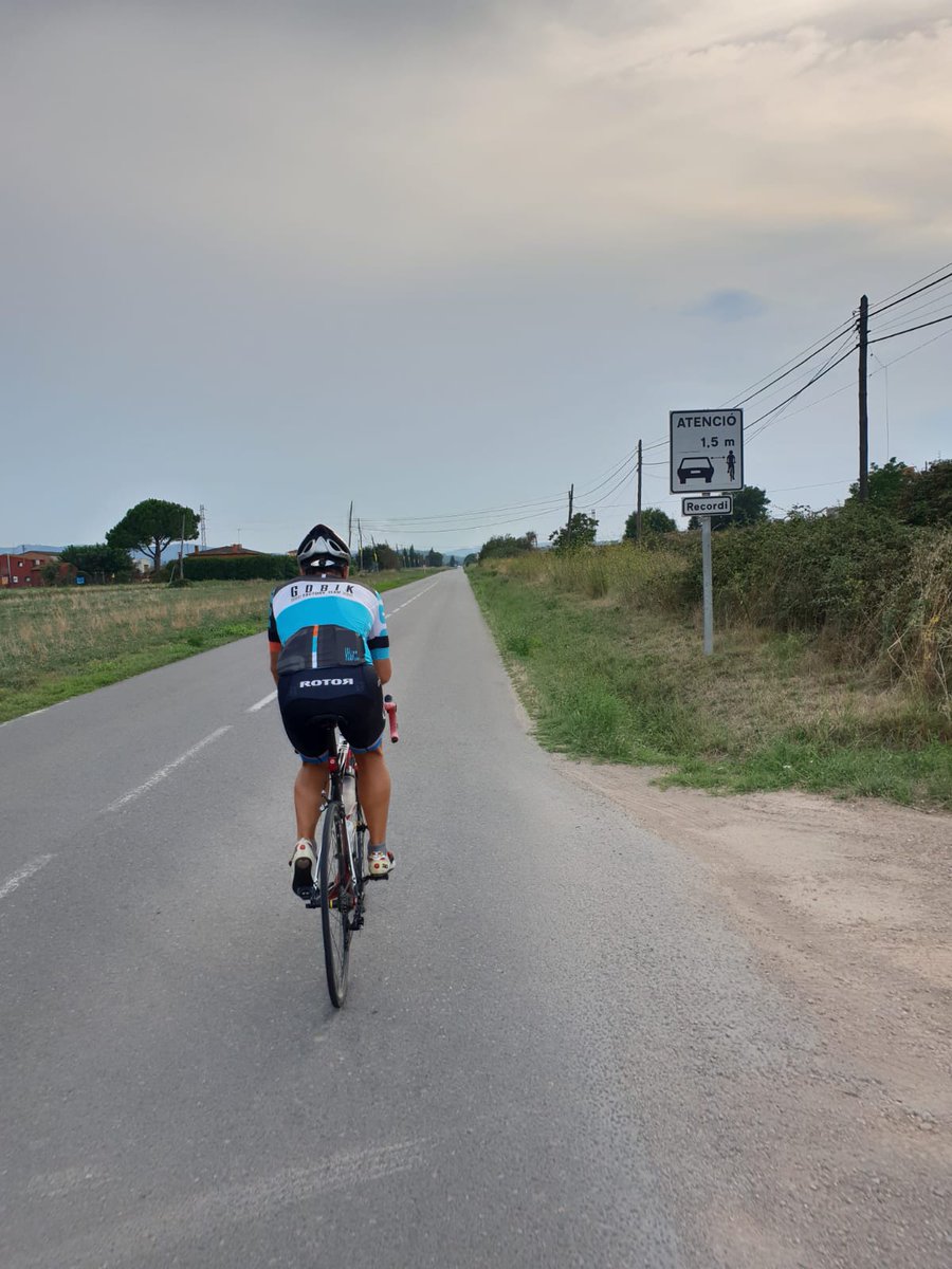 transit's tweet photo. ✋ Si et trobes un #ciclista a la carretera:

✅ Tingues paciència
✅ Avança'l només quan sigui segur
✅ Mantingues mínim 1.5 m de distància lateral

🚴‍ Aquesta setmana coordinem amb @mossos i policies locals una campanya centrada en la seguretat dels ciclistes
#SCT https://t.co/m4gzs8fqM2