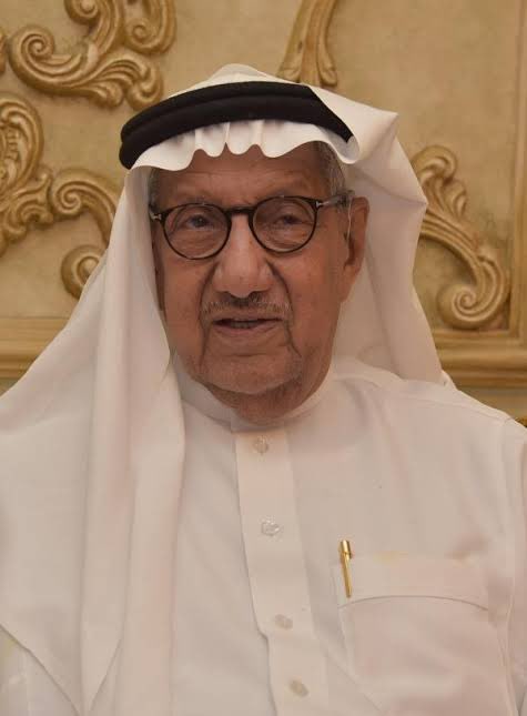 من الدروس التي تعلمتها من والدي عبداللطيف الجبر رحمه الله(حب القراءة وبناء علاقة حميمية مع الكتاب)!
فقد كانت القراءة أحب العادات إلى قلبه،وآنسها لمشاعره،وكان ينهي قراءة كتاب مطول كل أسبوع.
ولما شقت عليه لكبر سنه استقدم موظفاً مرافقاً له يقرأ عليه الكتب في السفر والحضر.
وقد ساعدته