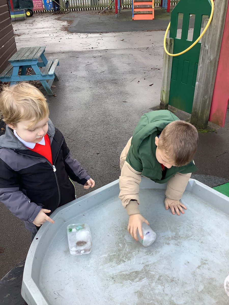 NurseryOPS's tweet image. This week in Nursery we have been learning about Winter. 
Today we went outside to explore and discuss the properties of ice. The children used their hands to melt turn it back into water.

#eyfsunderstandingoftheworld #eyfsscence #opsscience #playlearnandgrowtogether