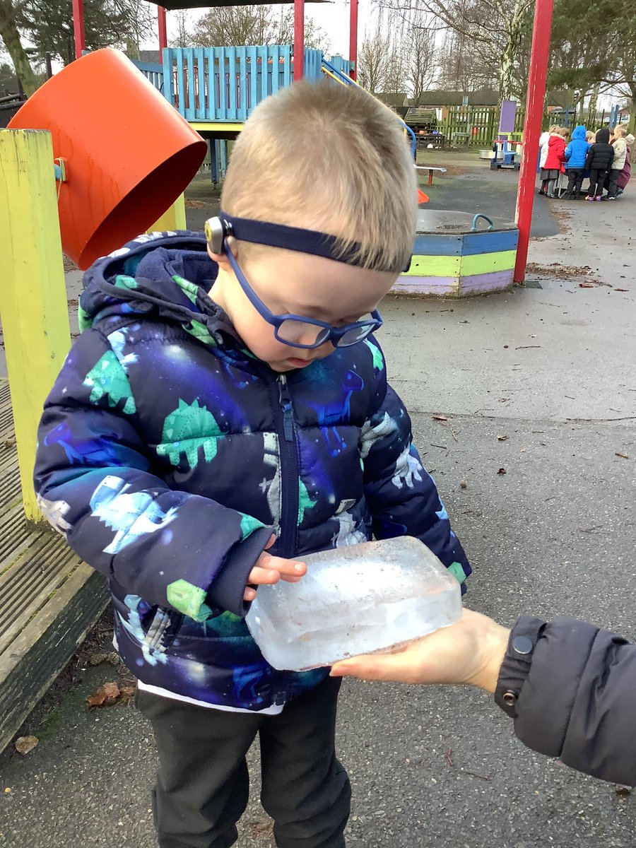 NurseryOPS's tweet image. This week in Nursery we have been learning about Winter. 
Today we went outside to explore and discuss the properties of ice. The children used their hands to melt turn it back into water.

#eyfsunderstandingoftheworld #eyfsscence #opsscience #playlearnandgrowtogether