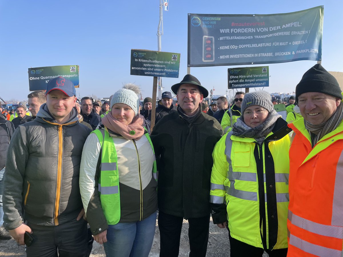 HubertAiwanger's tweet photo. Neben #Bauernproteste gehen auch #Spediteure #LKWFahrer #Brummis auf die Straße. Ohne Transportwesen bleibt auch der Kühlschrank leer! Verdoppelung der Maut, ständige Erhöhung der Spritkosten und CO2Abgabe muss gestoppt werden! #Aiwanger #München #Theresienwiese https://t.co/zL0aUSRbIx