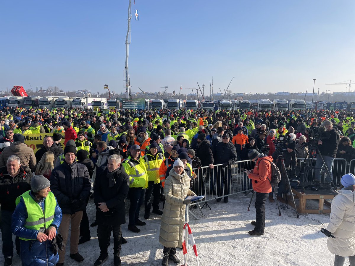 HubertAiwanger's tweet photo. Neben #Bauernproteste gehen auch #Spediteure #LKWFahrer #Brummis auf die Straße. Ohne Transportwesen bleibt auch der Kühlschrank leer! Verdoppelung der Maut, ständige Erhöhung der Spritkosten und CO2Abgabe muss gestoppt werden! #Aiwanger #München #Theresienwiese https://t.co/zL0aUSRbIx