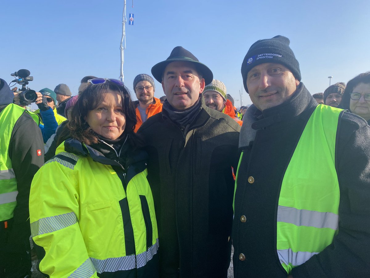 HubertAiwanger's tweet photo. Neben #Bauernproteste gehen auch #Spediteure #LKWFahrer #Brummis auf die Straße. Ohne Transportwesen bleibt auch der Kühlschrank leer! Verdoppelung der Maut, ständige Erhöhung der Spritkosten und CO2Abgabe muss gestoppt werden! #Aiwanger #München #Theresienwiese https://t.co/zL0aUSRbIx