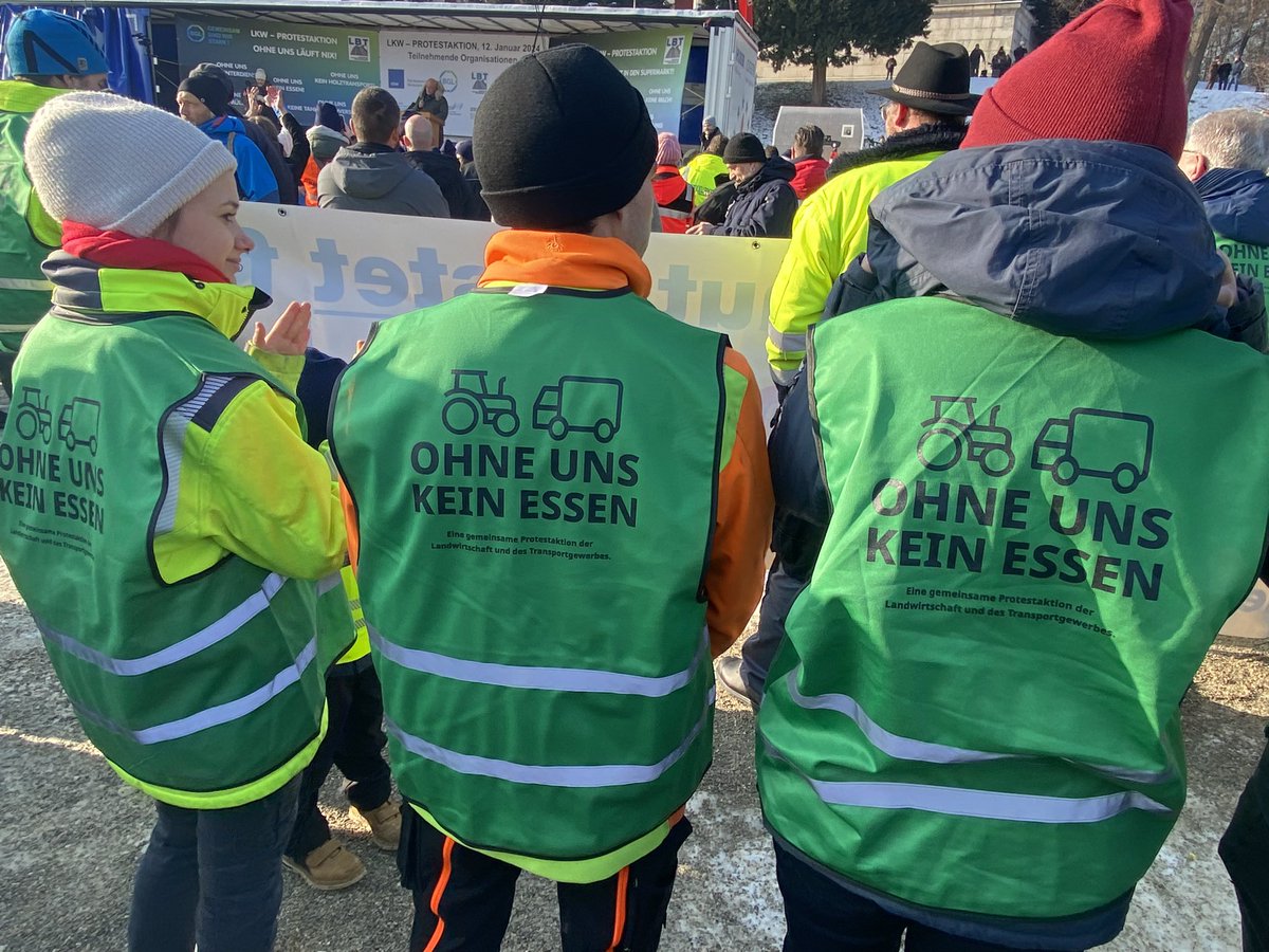 HubertAiwanger's tweet photo. Neben #Bauernproteste gehen auch #Spediteure #LKWFahrer #Brummis auf die Straße. Ohne Transportwesen bleibt auch der Kühlschrank leer! Verdoppelung der Maut, ständige Erhöhung der Spritkosten und CO2Abgabe muss gestoppt werden! #Aiwanger #München #Theresienwiese https://t.co/zL0aUSRbIx