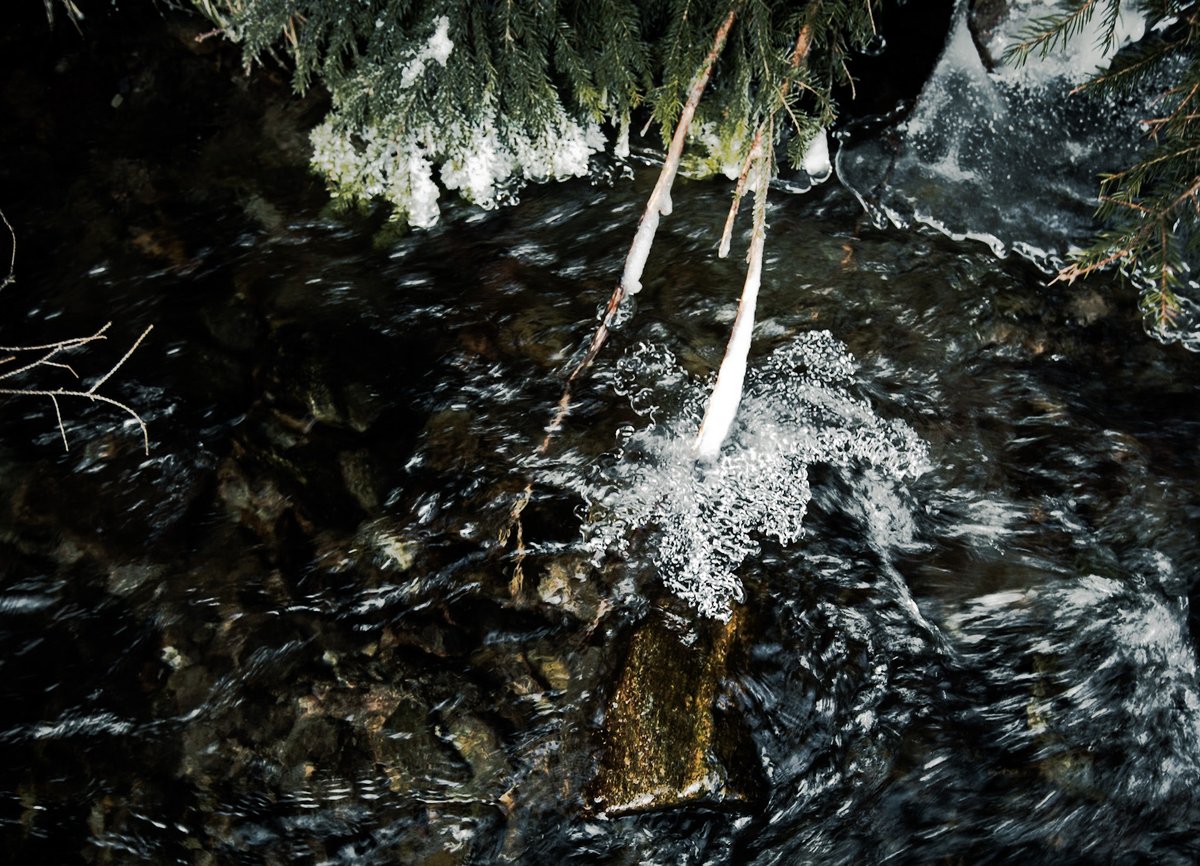 useless_boring's tweet photo. #icedrop #january #canon https://t.co/hf33j0KUUB
