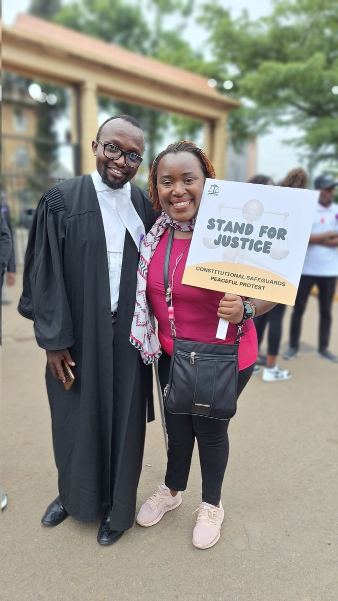 wanjaah's tweet photo. At  @LawSocietyofKe 's protests 
organised to call out @WilliamsRuto
for degrading the mandate of the judiciary by associating it with corruption @THGCenterKe
#PushBackAgainstPushBack🫸
#ConstitutionalSafeguards #TogetherforJudicialIndependence
#FuataSheria
@HonKioni
@NjiruAdv https://t.co/QZQ7SKjYBR