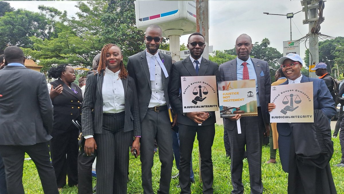 wanjaah's tweet photo. At  @LawSocietyofKe 's protests 
organised to call out @WilliamsRuto
for degrading the mandate of the judiciary by associating it with corruption @THGCenterKe
#PushBackAgainstPushBack🫸
#ConstitutionalSafeguards #TogetherforJudicialIndependence
#FuataSheria
@HonKioni
@NjiruAdv https://t.co/QZQ7SKjYBR