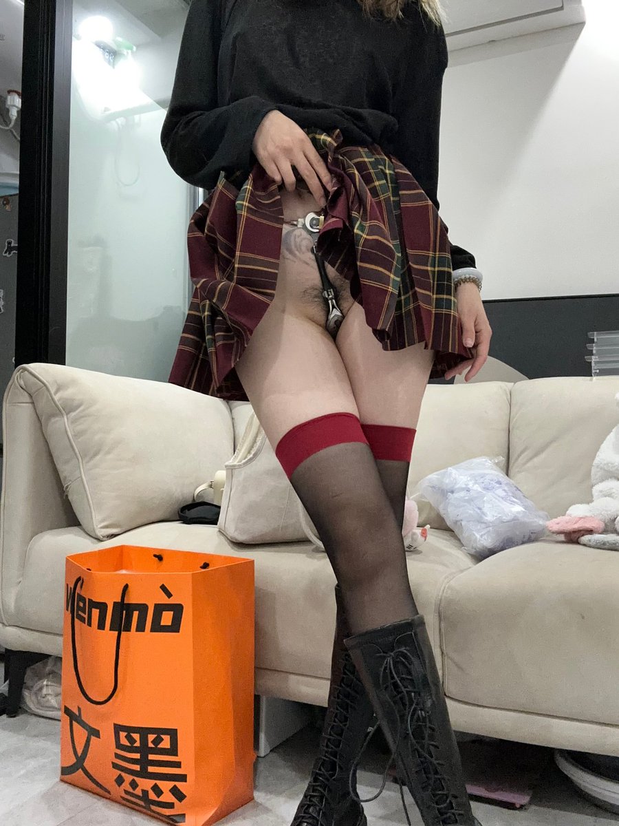 Ziz0810's tweet photo. 贱母狗按照主人的要求穿着出门啦～出去找主人调教母狗的骚逼 耶🥰
#母畜 #母狗 #贱狗 #贱逼 #露出 #贞操锁 #调教 #男尊女卑 #女m #骚逼 https://t.co/xQmLG5qMRJ
