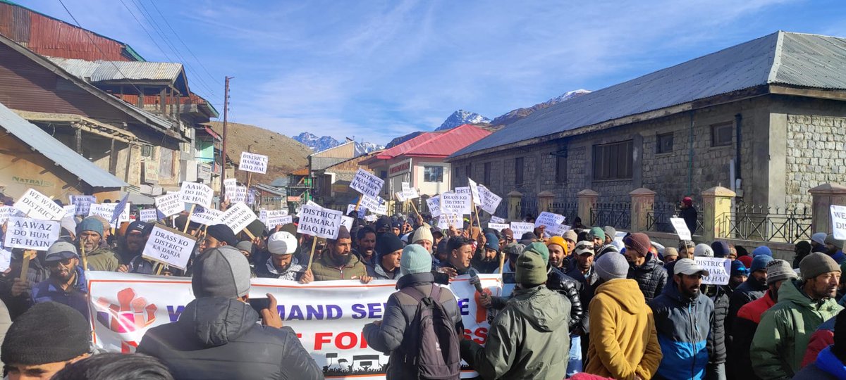 Greater_Ladakh's tweet photo. #Kargil:Post-Friday prayers in #Drass – a resounding march for progress! With play cards and united voices, the call for district status echoes through the streets.Public representatives and religious leaders unite for positive change.
@lg_ladakh @HMOIndia @jtnladakh @Info_Ladakh https://t.co/pPg2rIgQ4X