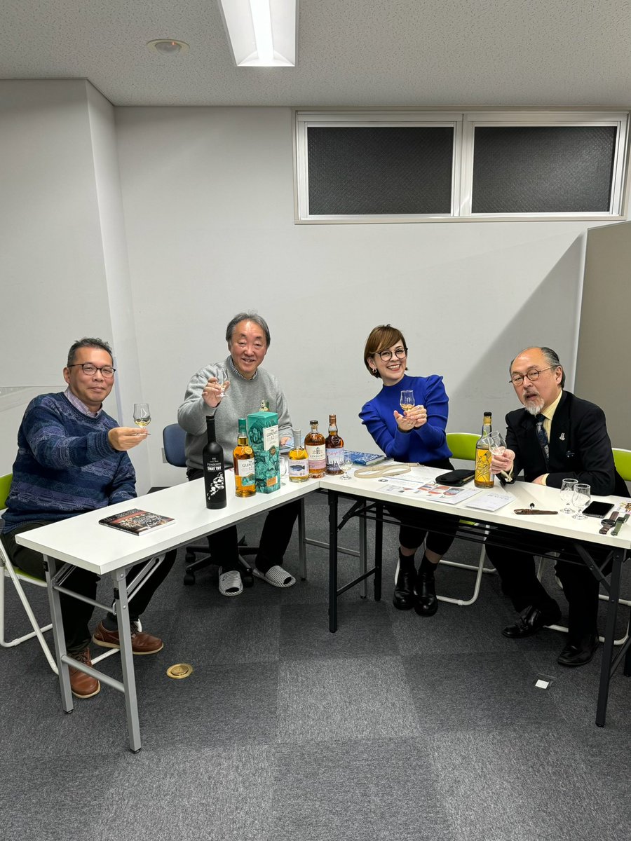 djyoooh's tweet photo. 今夜はウイスキーの最新情報をお伝えするYouTubeチャンネル「WBBC」生配信でした。
情報盛りだくさんで、MCしながら今夜も大いに勉強させていただきました。
今年もWBBCをよろしくお願いします🥃
#ウイスキー
#WBBC
#アーカイブもあります https://t.co/e53bDlA5d4