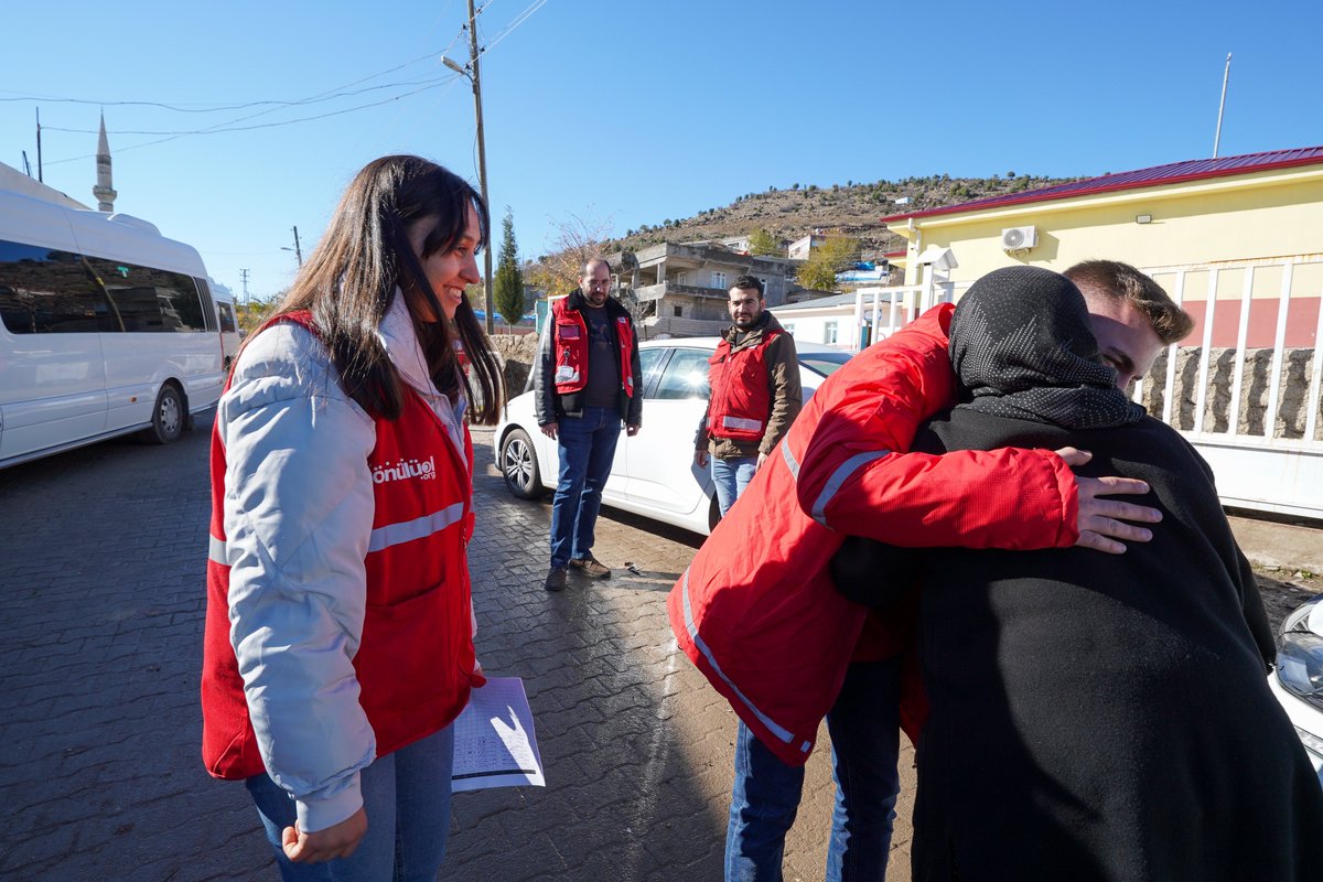 Kizilay's tweet photo. Sahada yardım dağıtımlarına devam ederken aynı zamanda afetzedelerimizin hikayelerini dinlemeyi, onları anlamayı çok önemsiyoruz. 

Sağlıklı bir iyileşme süreci ve sağlıklı bir toplum için geliştireceğimiz projelerin temelini bu anlardan alıyor ve ihtiyaca yönelik çözümler üretebilmek için tüm gücümüzle çalışıyoruz.❤️‍🩹🫂 #Yanınızdayız