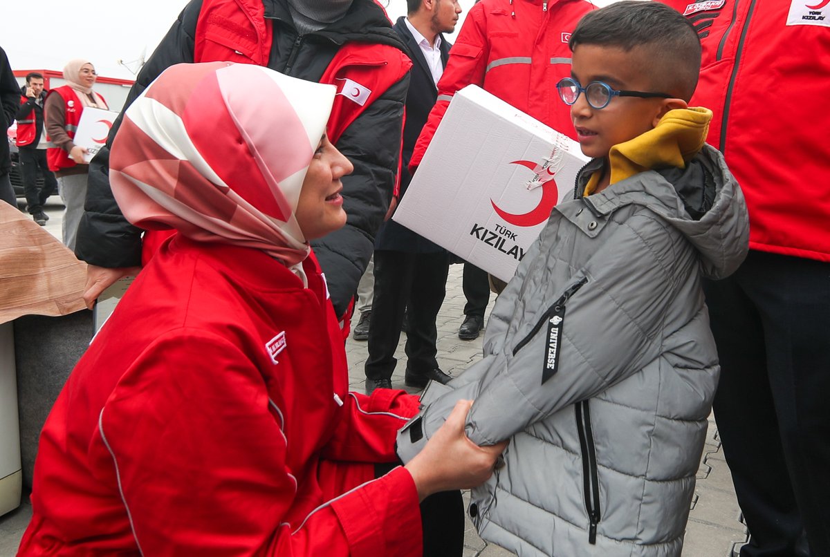 Kizilay's tweet photo. Sahada yardım dağıtımlarına devam ederken aynı zamanda afetzedelerimizin hikayelerini dinlemeyi, onları anlamayı çok önemsiyoruz. 

Sağlıklı bir iyileşme süreci ve sağlıklı bir toplum için geliştireceğimiz projelerin temelini bu anlardan alıyor ve ihtiyaca yönelik çözümler üretebilmek için tüm gücümüzle çalışıyoruz.❤️‍🩹🫂 #Yanınızdayız