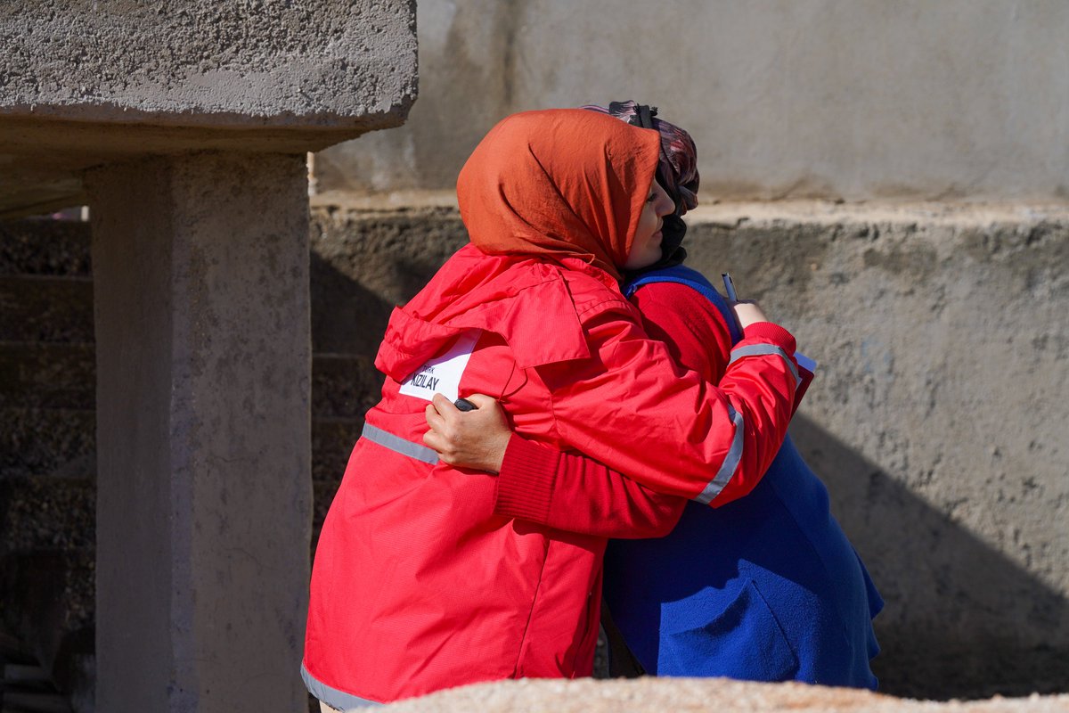Kizilay's tweet photo. Sahada yardım dağıtımlarına devam ederken aynı zamanda afetzedelerimizin hikayelerini dinlemeyi, onları anlamayı çok önemsiyoruz. 

Sağlıklı bir iyileşme süreci ve sağlıklı bir toplum için geliştireceğimiz projelerin temelini bu anlardan alıyor ve ihtiyaca yönelik çözümler üretebilmek için tüm gücümüzle çalışıyoruz.❤️‍🩹🫂 #Yanınızdayız