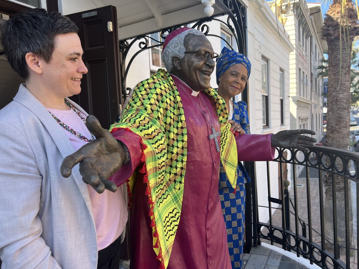 TheDesmondTutu's tweet photo. Dr Mamphela Ramphele (Tutu IP Trust) and Janet Jobson (@TheTutuLegacy) launch an installation in Cape Town symbolising the late Archbishop's work for justice in Palestine. A special Mandela Kufiya from Gaza was provided by Nkosi Zwelivelile Mandela. See:
https://t.co/hBWMxAEQj7 https://t.co/uyzVp8nmh3