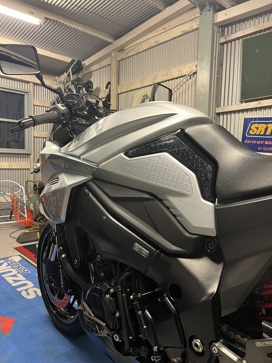 Ninja_H2_Carbon's tweet image. 明日は都内に出張なので、麻酔明けすぐにまたリアのフルード変えたり、#STOMPGRIP 貼ったりと🏍️弄り😅
#WAKOSSPR
#KATANA