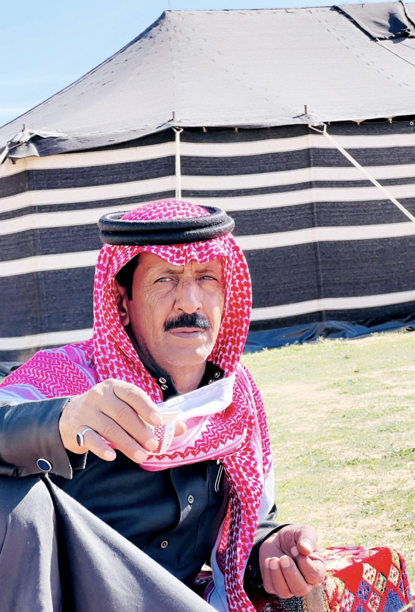 Man305_'s tweet photo. والله يا لولا سجتي بعض الاحيان 
يبدي خفاي وينحمس خافقي حمس

اليا ذكرت الي مضا عقب ماكان 
ذكره معي ولا مضا وانطمس طمس

انا الخليل اللي شكا ظلم خلان
غير المفارق والشقى مبعد الرمس

#منصور بن متعب https://t.co/Fhdsu0ks6q