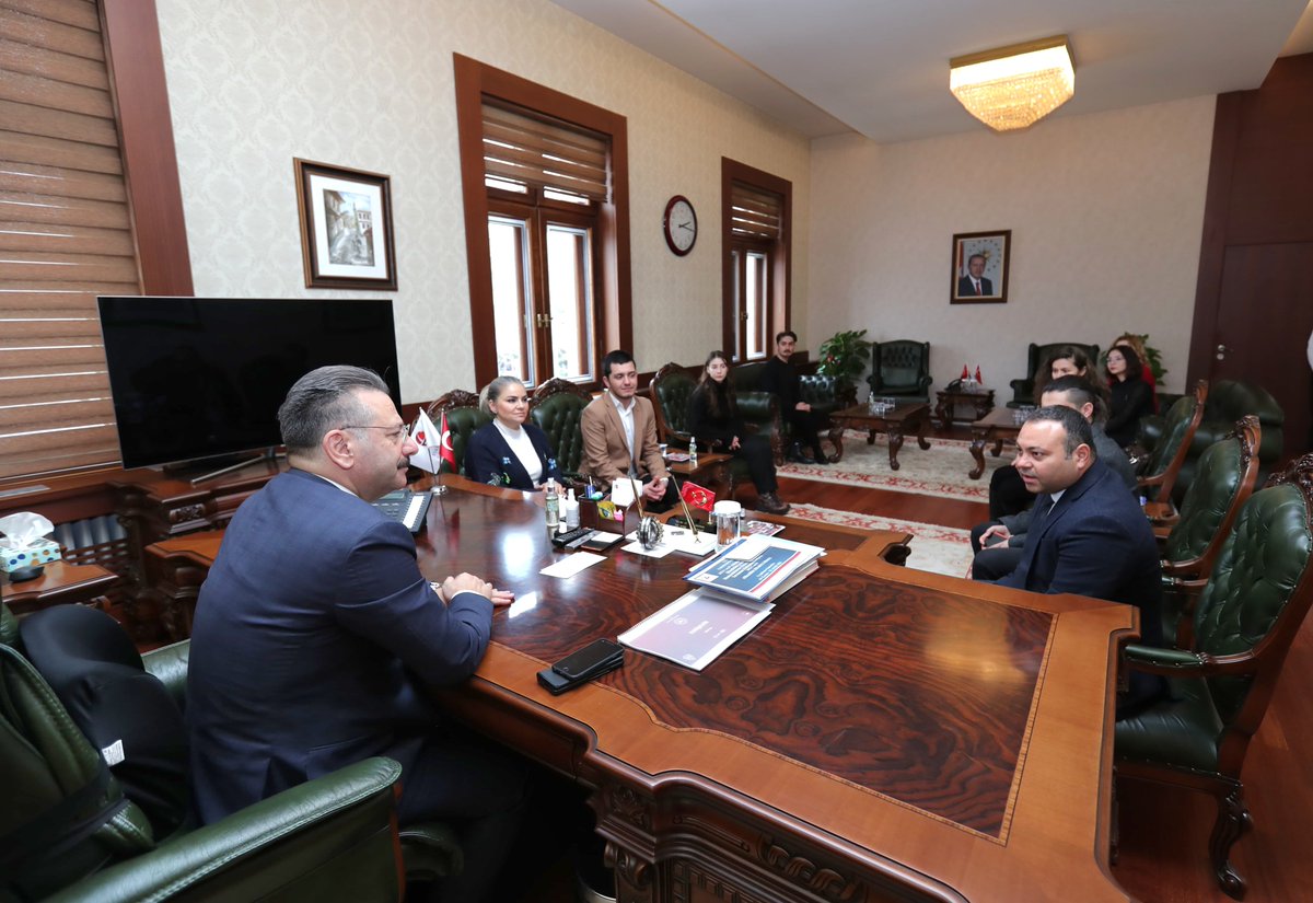 2027 Eskişejir Avrupa Gençlik Başkenti Çalışma Gurubu Genel Koordinatörü Doç. Dr. Erhan Akdemir ve Çalışma Gurubunun Sivil Toplum Temsilcileri, Valimiz Sayın Hüseyin Aksoy'u ziyaret ederek gurubun çalışmaları hakkında bilgi verdi.