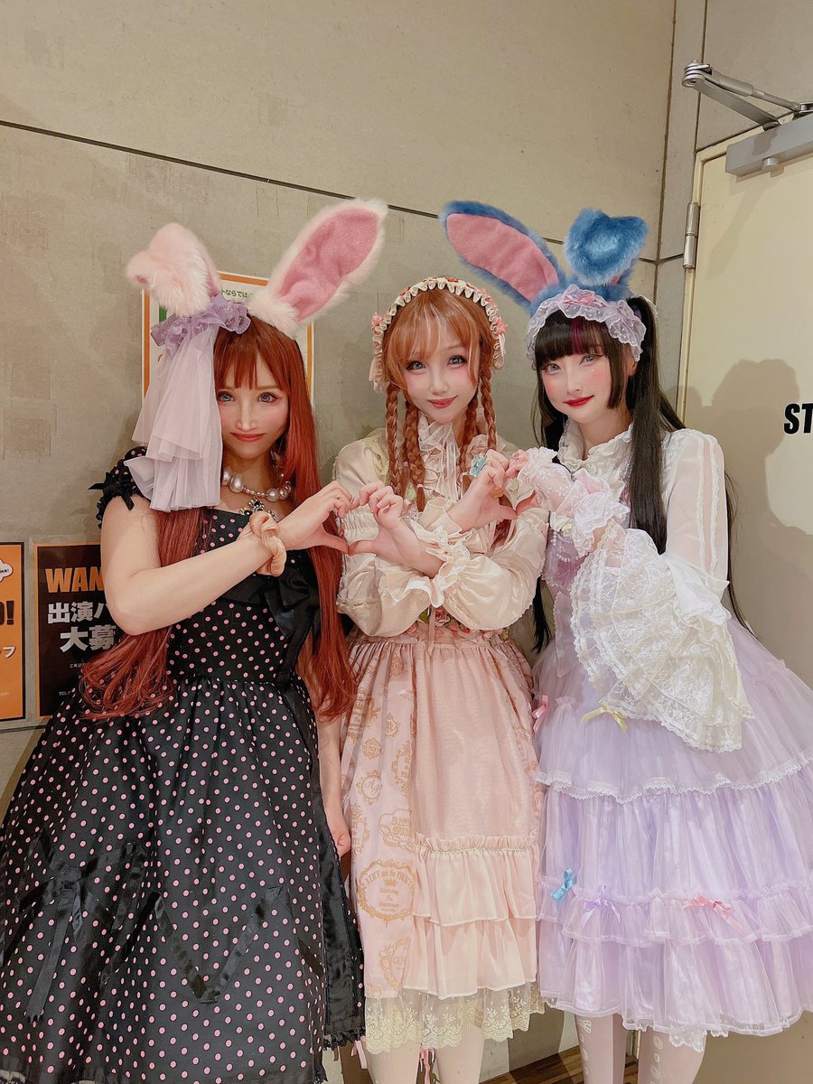 hat_InEden's tweet photo. ロリィタユニット@BonSuRinRin (ボンジュール鈴木 @bonjoursuzuki &amp; RinRin Doll @rinrindoll )を見に行きました🎤演出の後は一緒にかわいい写真を撮りました🫶
Bonsurinrinは #InEden のヘッドドレスを付けて、メインビジュアルとMVにも使って頂いた。InEdenとコラボのポストカードも販売しています🌷 https://t.co/r9AeIeCvZp