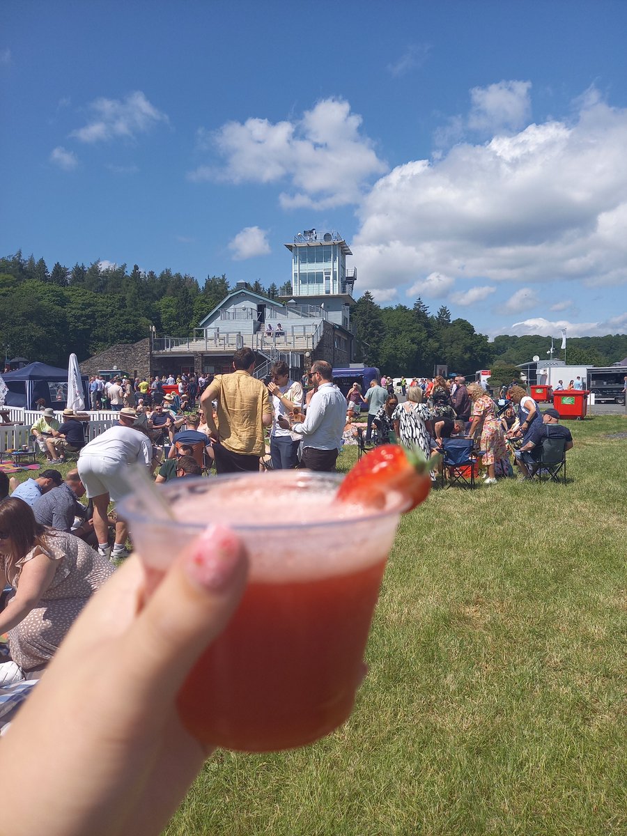 Dreaming of a summer day sipping cocktails on the racecourse... anyone else? ☀️🏇🍹