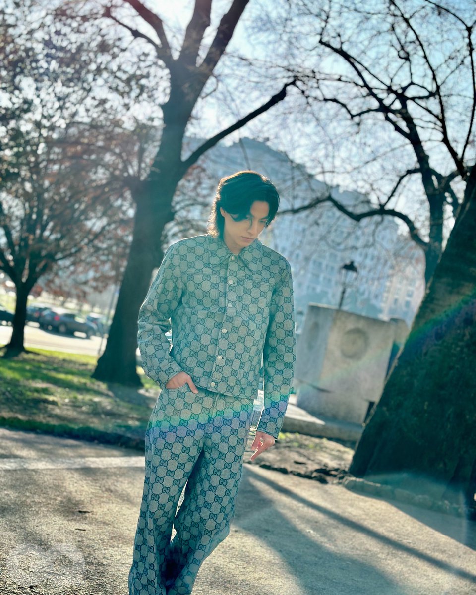 #GQStyle ส่องสไตล์ของ #กลัฟคณาวุฒิ กับลุคเดินเล่นในเมืองมิลาน
.
วันนี้เวลา 3 ทุ่มตรง เตรียมพบกับไลฟ์สตรีมมิ่งแฟชั่นโชว์ #Gucci -> gqthailand.com/style/article/…
.
<a href="/gulfkanawut/">gulfkanawut</a> #GulfKanawut
#GQThailand #GuccixGulfKanawut
#GucciFW24xGulfKanawut
#GucciAncora
#GucciFW24