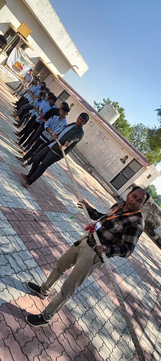 PatelMorbi's tweet photo. ખાનપર હાઇસ્કૂલ ખાતે સ્વામી વિવેકાનંદ યુવા દિવસ ના દિવસે રમતોત્સવ નું આયોજન કરેલ જેમાં ���રંપરાગત રમતો રમાડવામાં આવી 
@narendramodi
@Bhupendrapbjp
@CRPaatil
@sanghaviharsh
@ratnakar273
@ikaushaldave
@svgrybguj 
#SVGRYB https://t.co/lRppp04i40