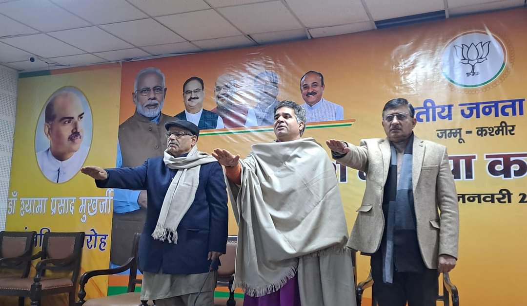 devjb92's tweet photo. आज #boothJanSamwad अभियान के समापन कार्यकर्म में हिस्सा लिया  जिसमे मुख्यता प्रदेश अध्यक्ष श्री @RavinderRaina   जी , संगठन महामंत्री श्री @AshokKoul59   जी, प्रदेश महामंत्री @iamvibodhgupta  जी और प्रदेश अध्यक्ष युवा मोर्चा भाई @IArunPrabhat  जी का मार्गदर्शन प्राप्त हुआ https://t.co/FXjE1VaRoE