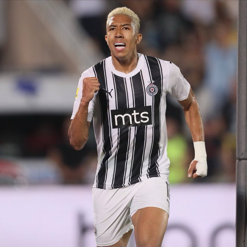 TRSportify's tweet photo. 🟡🔵 ÖZEL | Fenerbahçe, Partizan forması giyen Matheus Saldanha için oyuncunun kulübü ile resmi görüşmelere başladı. 

💰 Fenerbahçe 6 Milyon Euro'luk teklif yaparken, Partizan 10 Milyon Euro istiyor. Görüşmeler sürüyor. 

#Transfer #Fenerbahçe #TrendyolSüperLig https://t.co/QO2W5qolyp