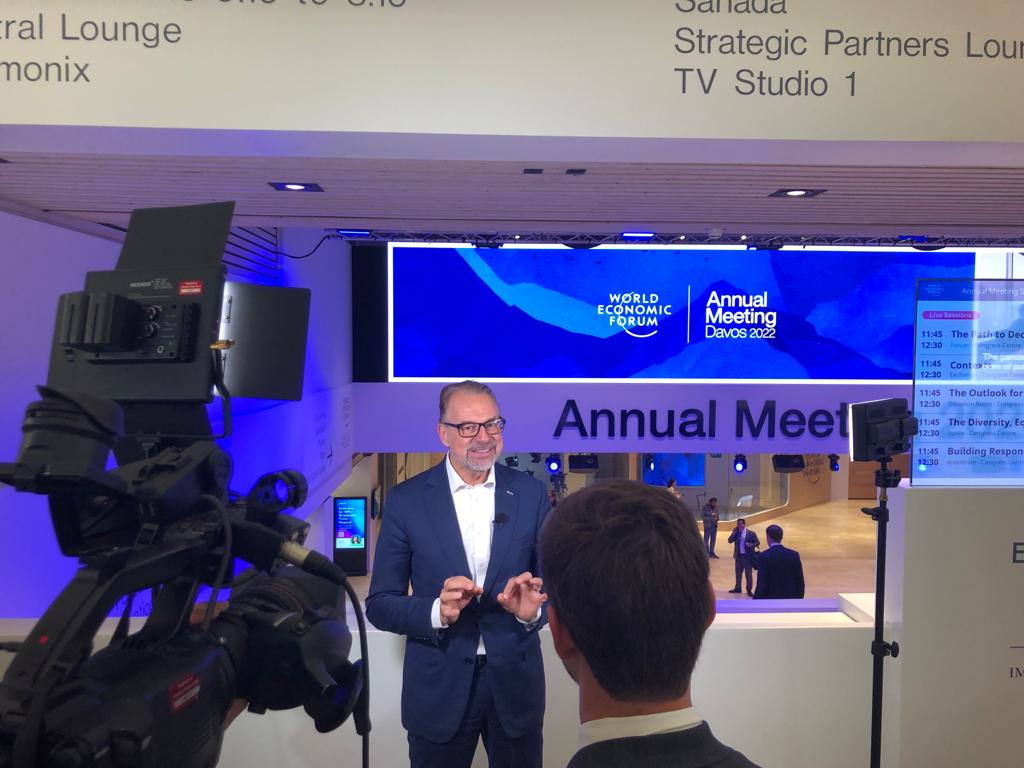 Bernhard_Weyhe's tweet photo. For #journalists at #WEF24: - ESA DG @AschbacherJosef and astronaut @astro_matthias will be in Davos, 15 to 18 Jan, discussing @ESA_EO #ClimateChange &amp; #AI, #CommercialSpace, #Astronautics, #SpaceSafetySecurity, international rel. etc. #Interview requests via DM or media@esa.int https://t.co/azKA5TPET5