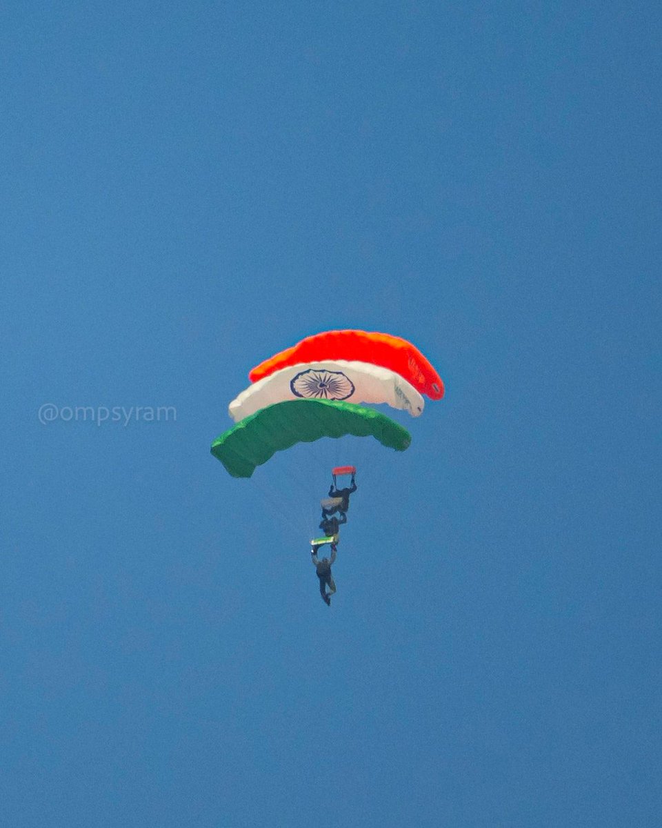 mumbaimatterz's tweet photo. Brilliant clicks of the #IAF🇮🇳 Air show at Marine drive Mumbai by @ompsyram 

#Flypast
#Airshow
#MarineDrive
#Mumbai

https://t.co/WU8X3BW3Nh