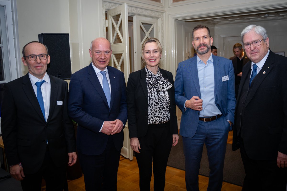 Der Bauindustrieverband Ost vertritt die Interessen von insgesamt 260 Bauunternehmen. Er ist ein unverzichtbarer Partner für Berlin, um die Neubauziele insbesondere im Bereich bezahlbares Wohnen zu erreichen. <a href="/Bauindustrie/">Bauindustrie Ost</a> <a href="/kaiwegner/">Kai Wegner</a>