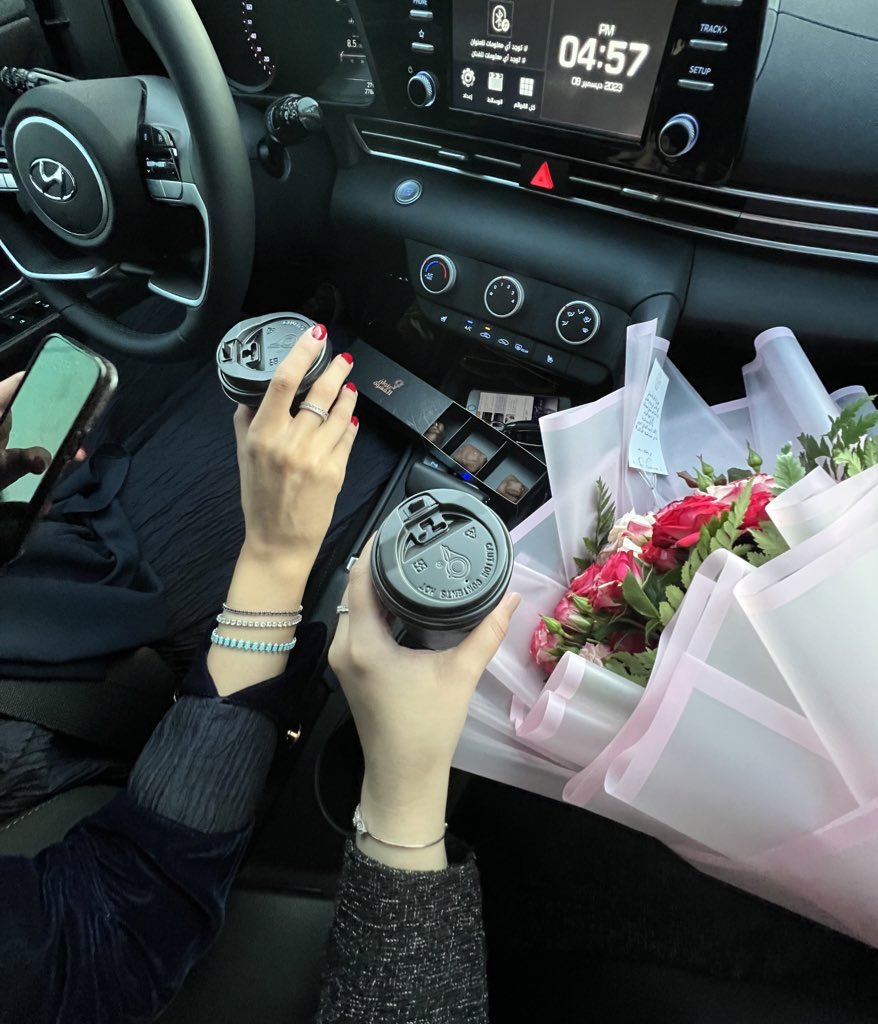 Waadbnf1's tweet photo. ✨

-شاركوني 4  صور قريبة لقلبكم في عام 2023  وايش كان شعوركم وقتها 💗؟ 

١-احتلفت مع صديقتي في سيارتها الجديدة 
٢-قابلت صديقاتي من الجامعة بعد 4 سنوات 
٣-اكتب المحتوى وخلفي جامعتي اللي تخرجت منها 
٤-أول صورة للكتاب المشترك مع حنان @Haa1w1 ✨ https://t.co/FV5x5Q0dtp
