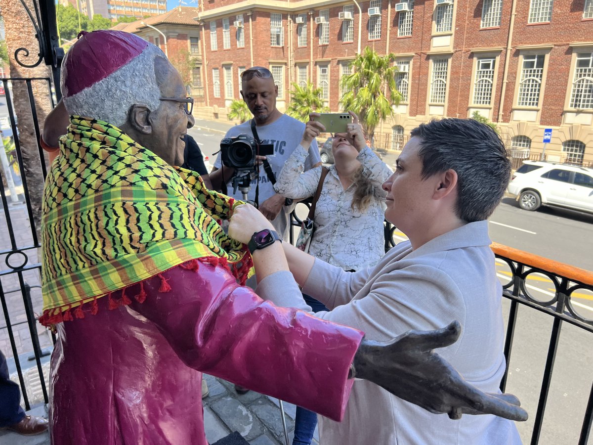 Dr Mamphela Ramphele (Tutu IP Trust) and Janet Jobson (@TheTutuLegacy) launch an installation in Cape Town symbolising the late Archbishop's work for justice in Palestine. A special Mandela Kufiya from Gaza was provided by Nkosi Zwelivelile Mandela. See: tutuiptrust.org/launch-of-arch…