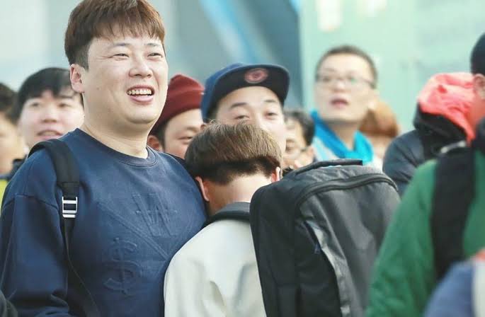 มิตรภาพของบังทันกับพี่โฮบอมไม่เคยเปลี่ยนไปเลย น่ารักอ่ะ🥰

พี่จินส่งเหล้าทำเองไปให้พี่เมเนสุดน่ารักคนนี้ด้วย แล้วดูพี่โฮบอมเขียนดิ🤣

“ขอบคุณนะ ตับของฮยองยังดีอยู่ เพราะงั้นฉันเอนจอยกับมันได้แน่”

ตัวตึงอีกคน🤣

ปล.ใครจำพี่โฮบอมไม่ได้…คนนี้เลยคร้าบบบ