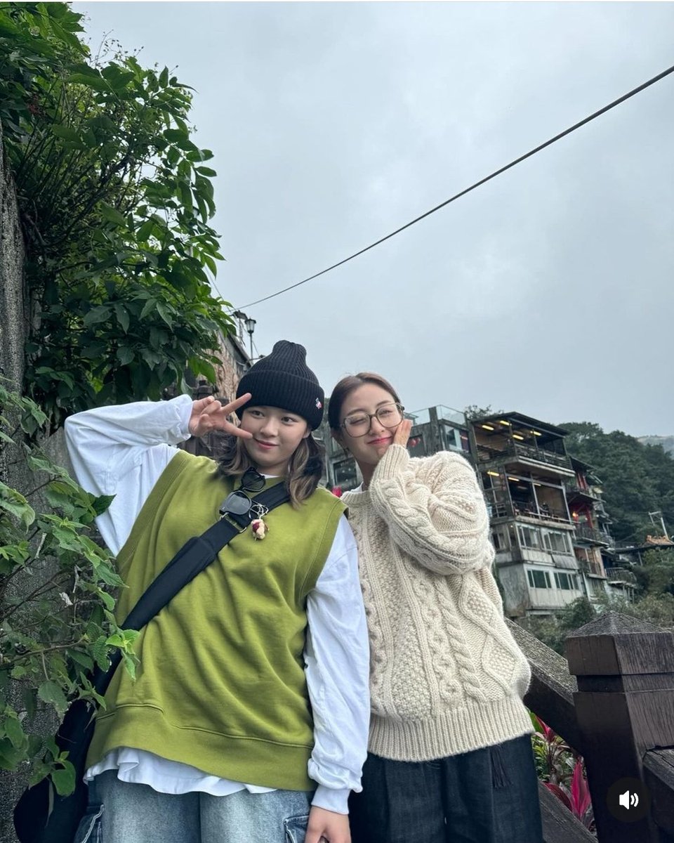 Aditiya_renee's tweet photo. Looks like UJB visited Jiufen in Taiwan with Tzuyu 😍💗💗 #TWICE13thMiniAlbum #TWICE #JIHYO #Jongyeon #TZUYU https://t.co/GqWrA7RstL