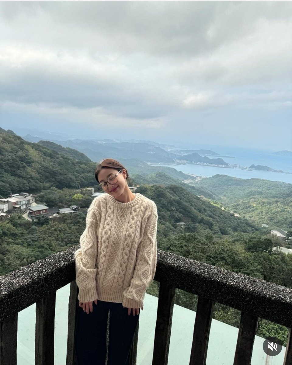 Aditiya_renee's tweet photo. Looks like UJB visited Jiufen in Taiwan with Tzuyu 😍💗💗 #TWICE13thMiniAlbum #TWICE #JIHYO #Jongyeon #TZUYU https://t.co/GqWrA7RstL