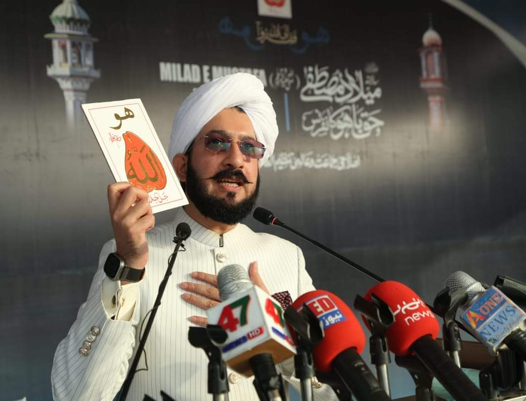SultanAhmadAli's tweet photo. خوشاب: دارالعلوم غوثیہ عزیزیہ انوار حق باھُو (6 چک) میں منعقدہ سالانہ میلادِ مصطفےٰ (ﷺ) و حق باھُو کانفرنس میں شرکت اور خصوصی خطاب
“انبیائے کرام کے قصے حکمت اور نصیحت کے خزانے"
گفتگو کے اہم نکات:
- انبیائے کرام کا ادب ایمان کا ذریعہ ہے۔ قرآن کریم میں ارشاد ہے(الاعراف:115)
قَالُوا يَا مُو��َ��ٰ إِمَّا أَن تُلْقِيَ وَإِمَّا أَن نَّكُونَ نَحْنُ الْمُلْقِينَ 
ترجمہ: "ان جادوگروں نے کہا: اے موسٰی! یا تو (اپنی چیز) آپ ڈال دیں یا ہم ہی (پہلے) ڈالنے والے ہوجائیں، " 
امام قرطبیؒ فرماتے ہیں کہ فرعون کے دربار میں جادوگروں نے حضرت موسیٰؑ کا ادب کرتے ہوئے آپ سے یہ عرض کی تھی اور اس ادب کی بدولت اللہ تعالیٰ نے ان جادوگروں کو نورِ ایمان کی دولت سے نوازا۔ 
- حضرت سلیمانؑ نے اپنے قاصد ہُد ہُد کے ہاتھ ملکہ بلقیس کی جانب پیغام بھیجا۔ جب اُس گمراہ قوم کی جانب پیغام گیا اور ملکہ نے اپنے دربار میں  کہا (النمل:29)
قَالَتْ يَا أَيُّهَا الْمَلَأُ إِنِّي أُلْقِيَ إِلَيَّ كِتَابٌ ��َرِيمٌ
ترجمہ:  (ملکہ نے) کہا: اے سردارو! میری طرف ایک نامۂ بزرگ ڈالا گیا ہے۔
خط کی وقعت پہلے بیان کی کہ معزز خط آیا ہے۔ خط میں  بادشاہت اور اپنا مذہب چھوڑ کر پیغامِ حق کی جانب بلایا گیا تھا جو بظاہر ان کیلئے موافق نہ تھا لیکن ملکہ نے حضرت سلیمانؑ کی نبوت کی تعظیم اور ادب میں خط کو معزز کہا۔ حضرت سلیمانؑ کا ادب اختیار کرنے کی بدولت اللہ تعالیٰ نے ملکہ کو نورِ ایمان سے نواز دیا۔ 
- اللہ تعالیٰ نے حکم فرمایا کہ نبی کریم ﷺ کی بارگاہ اقدس میں حاضری کے وقت آوازوں کو پست کر لیا کرو کیونکہ وجود میں ادبِ مصطفےٰﷺ ایمان کا ذریعہ ہے۔ حضرت سلطان باھُوؒ فرماتے ہیں
تسبی پھری تے دل نہیں پھریا کی لیناں تسبی پھڑ کے ھُو
علم پڑھیا تے ادب نہ سکھیا کی لیناں علم نوں پڑھ ��ے ھُو
- حضرت سلیمانؑ نے اپنی نبوت کے اظہار کیلئے ملکہ کا تخت منگوایا جو آپ کے امتی نے پل بھر میں حاضر کیا(النمل:40)۔ ادبِ پیغمبر کا نتیجہ یہ نکلتا ہے کہ ان کے امتی میں بھی اتنی طاقت پیدا ہو گئی تھی ۔ امام عمر النسفیؒ فرماتے ہیں  کہ ولی کی کرامت دراصل اطاعتِ پیغمبر کا نتیجہ اور نبی کا معجزہ ہوتی ہے۔
- انسان اپنی سلطنتِ جسم پہ با اختیار بادشاہ ہے۔  کامیاب وہ ہوتا ہے جو اس سلطنت کو سنبھال کے چلاتا ہے اور اس پہ حکمرانی کرتا ہے ۔ حضرت علی (رض) کا ایک لقب ابو تراب تھا کہ انہوں نے اپنے جسم کی سلطنت کو فتح کر کے اس پہ حکمرانی قائم کی اور اللہ تعالیٰ کے فرمان کے مطابق مسخر کیا۔
حضرت سلیمان ؑ نے ملکہ کی جانب سے تحائف لانے والوں سے فرمایا  (النمل:37)
ارْجِعْ إِلَيْهِمْ فَلَنَأْتِيَنَّهُم بِجُنُودٍ لَّا قِبَلَ لَهُم بِهَا وَلَنُخْرِجَنَّهُم مِّنْهَا أَذِلَّةً وَهُمْ صَاغِرُونَ
ترجمہ: "تو ان کے پاس (تحفہ سمیت) واپس پلٹ جا سو ہم ان پر ایسے لشکروں کے ساتھ (حملہ کرنے) آئیں گے جن سے انہیں مقابلہ (کی طاقت) نہیں ہوگی اور ہم انہیں وہاں سے بے عزت کر کے اس حال میں نکالیں گے کہ وہ (قیدی بن کر) رسوا ہوں گے"
صوفیاء کے نکتہ نظر سے انسان کیلئے اللہ تعالیٰ کی طرف سے خط قرآن مجید ہے۔ اللہ کے فرمان سے روگردانی کرنے والا رسوا ہوتا ہے۔
- مولانا رومی فرماتے ہیں کہ کوئی حکمران کسی قلعہ پہ قبضہ کرنے کیلئے پہلے اس پہ حملہ کر کے دشمن کو نکالتا ہے۔ پھر فتح کر کے اپنی مرضی سے تعمیر کرتا ہے۔ انسان کی سلطنت کا قلعہ بھی سختیوں اور امتحانات سے گزرتا ہے اور استقامت اختیار کرنے پہ اللہ تعالیٰ کے احکامات کے لشکر کے سامنے فتح ہوتا ہے(موتوا قبل أن تموتوا/مرنے سے پہلے مر جاؤ) جس سے اس وجود پہ اللہ کا حکم نافذ ہوتا ہے  اور پھر ایسے تعمیر ہوتا ہے جیسے اللہ رب العزت اس سلطنت کو تعمیر فرماتا ہے۔
- حضرت اسرافیلؑ روزِ قیامت صور پھونکیں گے جو اللہ کی مرضی سے ہو گا۔ اس صور سے مردے اٹھ کھڑے ہوں گے اور اپنے مولا کی جانب دوڑ پڑیں گے۔مولانا رومیؒ فرماتے ہیں کہ مرشدِ کامل کی تلقین نفسِ امارہ کیلئے قیامت ہے۔ اس کی تلقین اذنِِ الٰہی سے ہوتی ہے۔ جب وہ توجہ کرتا ہے تو مردہ دل زندہ ہو جاتا ہے اور ایسا دل اپنے مولا کی جانب راغب ہو جاتا ہے۔ مرشد کامل اللہ کے ذکر سےزندہ کرتا ہے۔ قرآن کریم میں ارشاد ہے (الرعد:28)
 أَلَا بِذِكْرِ اللَّهِ تَطْمَئِنُّ الْقُلُوبُ
ترجمہ:" جان لو کہ اﷲ ہی کے ذکر سے دلوں کو اطمینان نصیب ہوتا ہے"
اصلاحی جماعت ذکر اللہ کی دعوت دیتی ہے ۔