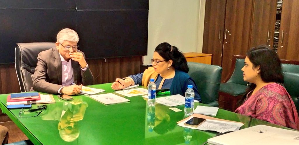 Interim Minister Health @SindhHealthDpt met Prof. Fauziah Rabbani & team ( @AKU_BMI @AKU_CHS). Endorsed mPareshan plus model of #mentalhealth screening by #LHWs using PHQ9 & referral to Well Women Clinics @ BHU with strong linkage to local GPs & public & private #tertiarycare.