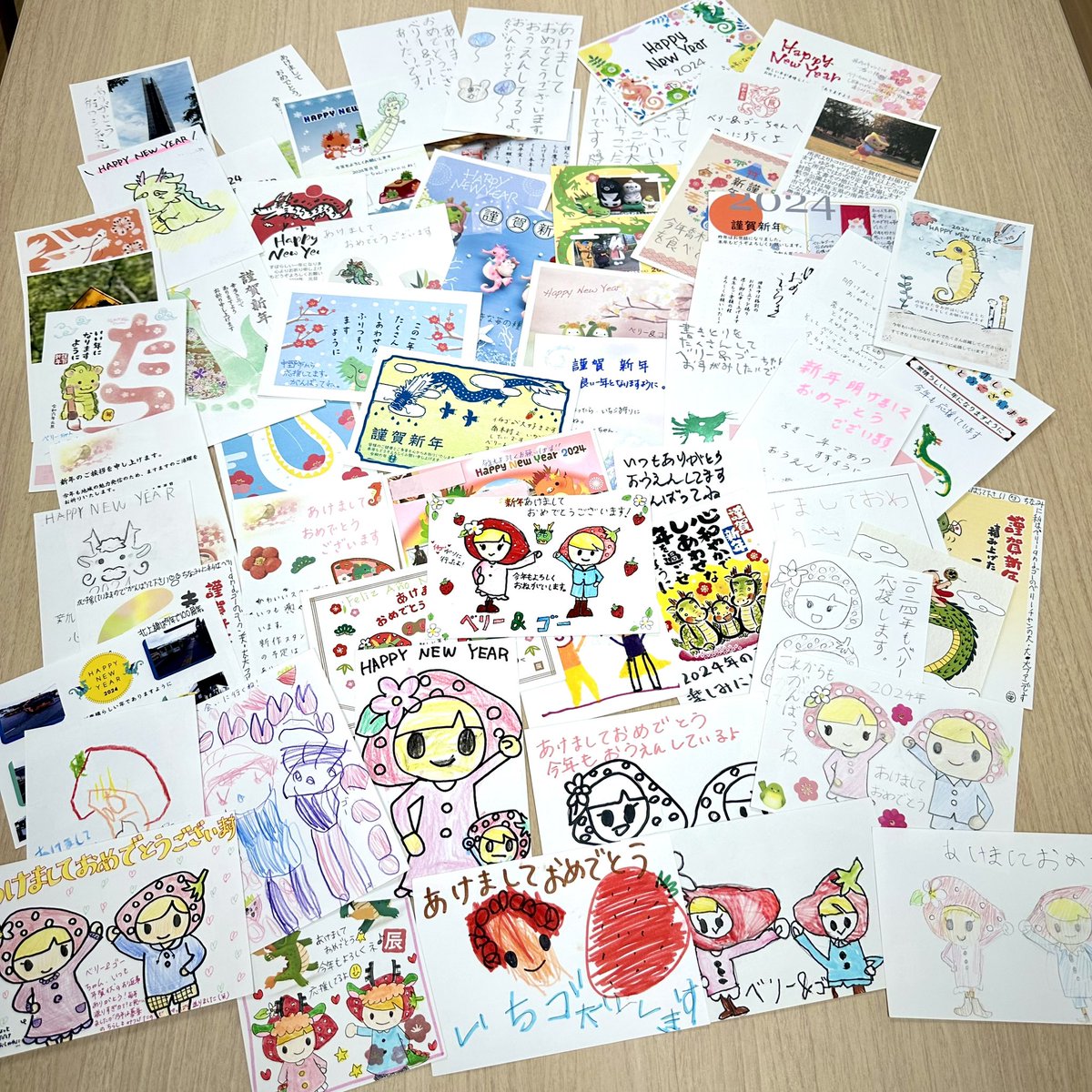 takagi_village's tweet photo. お友だちのみんなへ

心のこもった年賀状をありがとう！
お返事を書くから待っててね。
たかぎ村のいちごがりがもうすぐはじまるよ、遊びに来てね！
🍓ベリー&amp;ゴーより🍓

#喬木村　#南信州　#長野県
#ベリーアンドゴー　
#喬木村のいちご狩り　#いちご狩り
#いちご　#おでかけ https://t.co/rjeHxExnLa