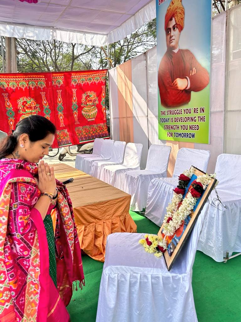 AdarshSindhu's tweet photo. Paid floral tributes to #SwamiVivekananda garu on his 161th birth anniversary today. 

#SwamiVivekanandaJayanti #NationalYouthDay https://t.co/fr4hphkUhU