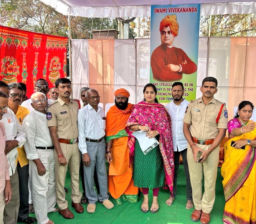 AdarshSindhu's tweet photo. Paid floral tributes to #SwamiVivekananda garu on his 161th birth anniversary today. 

#SwamiVivekanandaJayanti #NationalYouthDay https://t.co/fr4hphkUhU