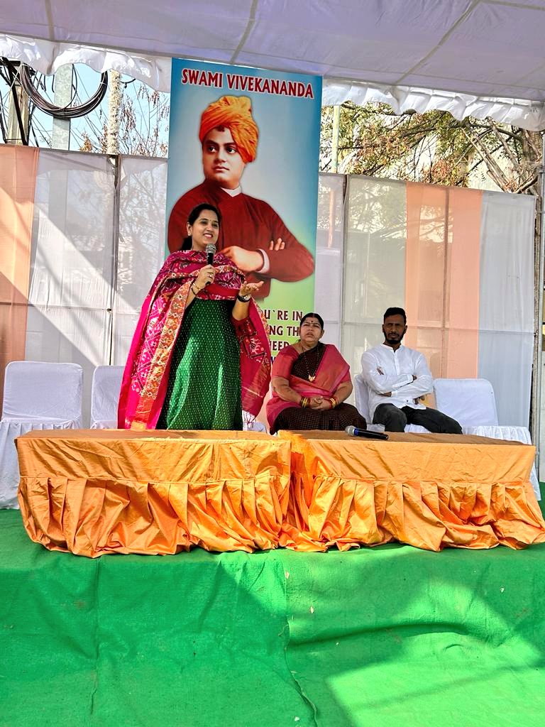 AdarshSindhu's tweet photo. Paid floral tributes to #SwamiVivekananda garu on his 161th birth anniversary today. 

#SwamiVivekanandaJayanti #NationalYouthDay https://t.co/fr4hphkUhU