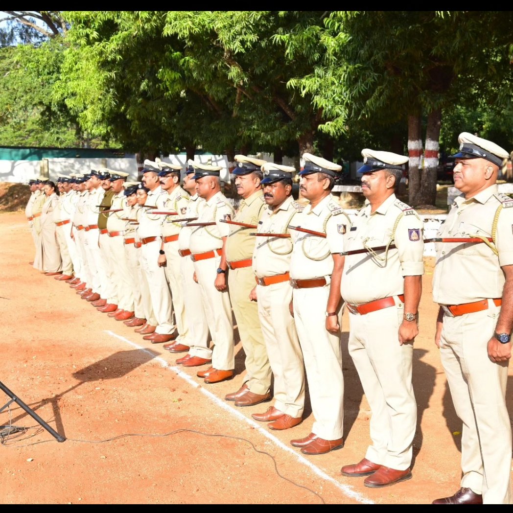 SPmysuru's tweet photo. ಈ ದಿನ ಜ್ಯೋತಿ ನಗರದ ಡಿಎಆರ್ ಮೈದಾನದಲ್ಲಿ  ವಾರದ ಕವಾಯತು ನೆಡೆಸಿದರು ,ಕವಾಯತು ಮುಗಿದ ನಂತರ ಸಿಬ್ಬಂದಿಗಳ ಕುಂದುಕೊರತೆಗಳನ್ನು ಆಲಿಸಿದರು.. @DgpKarnataka @Rangepol_SR @KarnatakaCops @SPmysuru @AddlSPmysuru https://t.co/75szH9Oykb